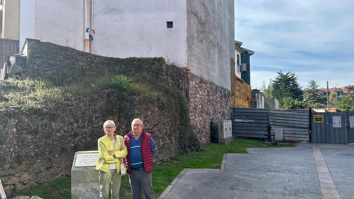 Los vecinos valoran el proyecto de reconstrucción de la muralla medieval de Villaviciosa