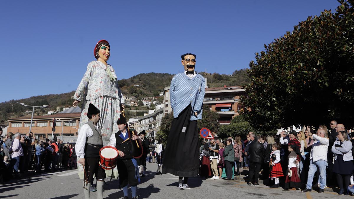 EN IMÁGENES: La localidad allerana de Moreda celebra San Martín, la fiesta de los Humanitarios