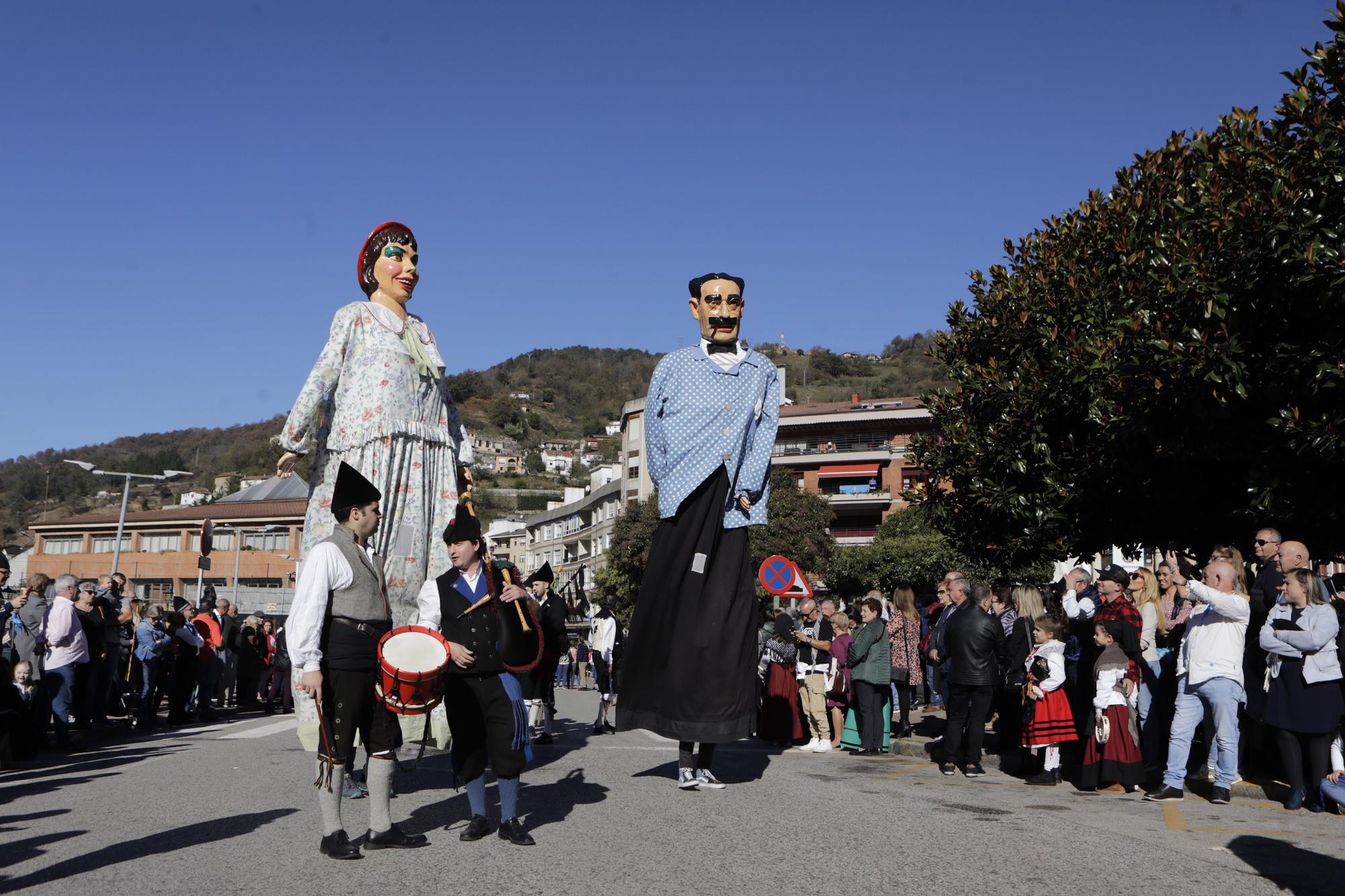 EN IMÁGENES: La localidad allerana de Moreda celebra San Martín, la fiesta de los Humanitarios