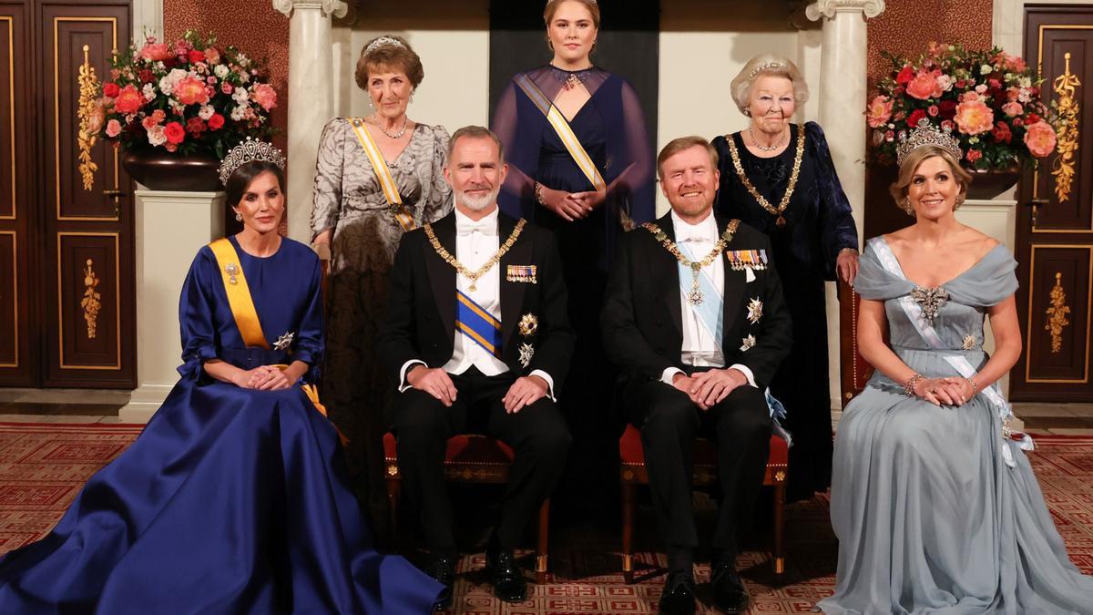 LOS REYES, DON FELIPE Y DOÑA LETIZIA, DURANTE UNA CENA DE GALA EN LOS PAÍSES BAJOS