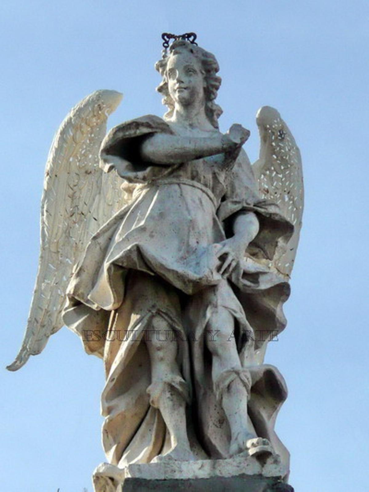 Arcángel Miguel que corona la facha del Palacio de Santa Cruz