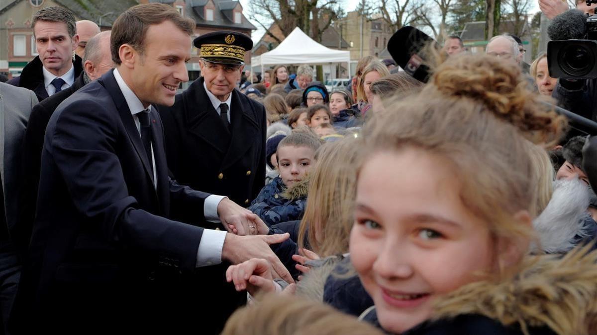 Macron saluda a los residentes a su llegada a un centro de migrantes en Croisilles, en el norte de Francia, el 16 de enero.