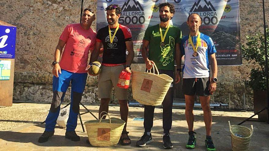 Los tres primeros clasificados posan en el podio tras la entrega de trofeos en Pollença.