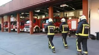 Los bomberos suben a pulso siete plantas a un hombre en silla de ruedas en Ciudad Jardín