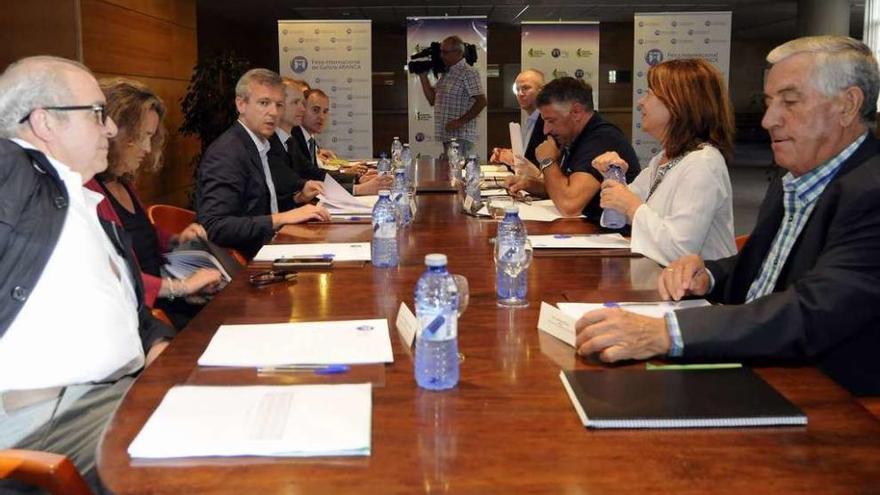 Alfonso Rueda presidió la reunión de los patronos, ayer, en el recinto ferial de Silleda. // Bernabé/Javier Lalín