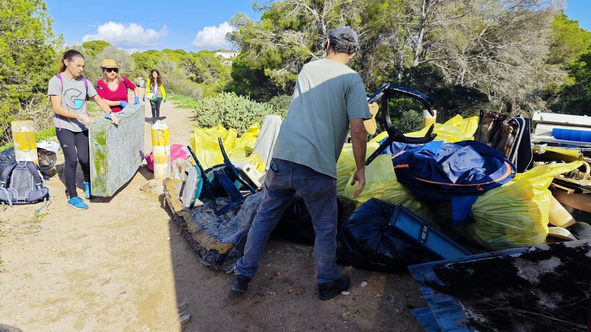 FOTOS | La jornada de limpieza del Torrent dels Jueus en s'Arenal, en imágenes