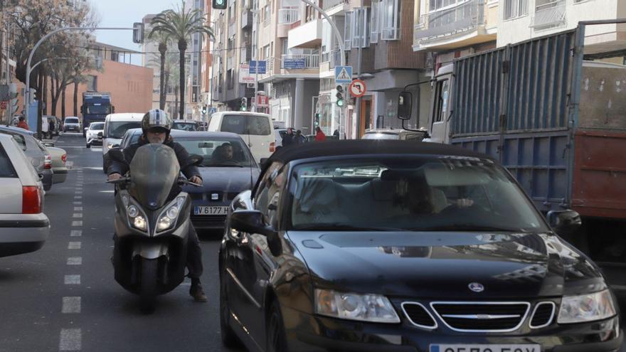La travesía de Tavernes,llena de coches, en una imagen de archivo. Ximo Ferri