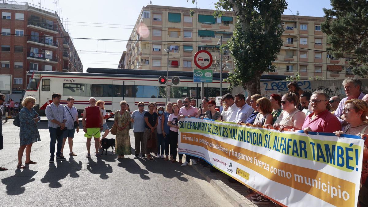 Concentración tras el atropello mortal, ayer en Alfafar.