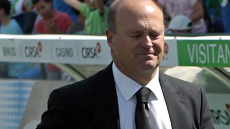 Pepe Mel pasando ante el banquillo celeste. / JULIO MUÑOZ