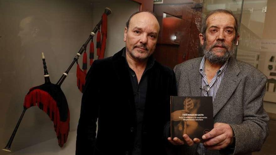 Por la izquierda, Joaquín Valdeón y Ángel Medina, con un ejemplar del libro-disco &quot;Tres misas de gaita&quot;, ayer, en el Museo de la Gaita, en Gijón.