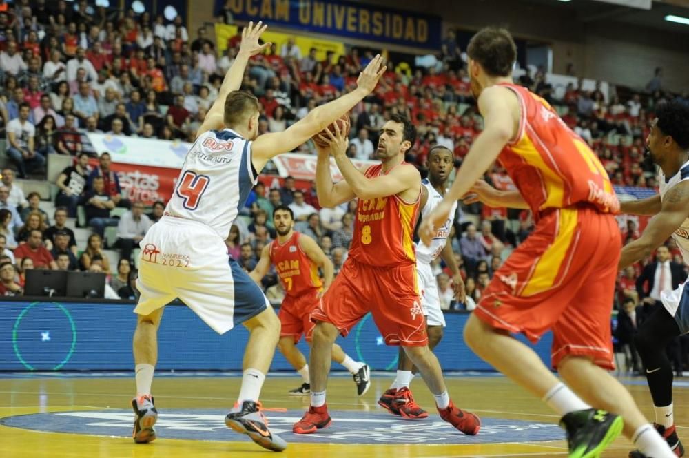 Partido entre el UCAM Baloncesto y el Manresa