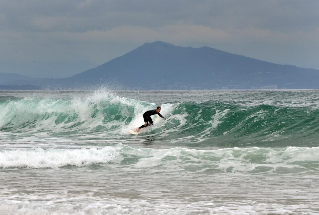 Un surfero cabalga una ola en La Grande Plage de Biarritz, el lugar donde se practicó surf por primera vez en Europa en 1956.