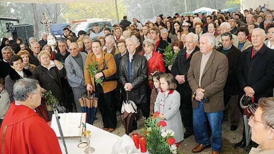 La misa campestres congregó a decenas de fieles bajo una carpa que les resguardaba de la lluvia.