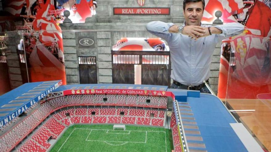 Nico Rodríguez, junto a una gran maqueta de El Molinón.