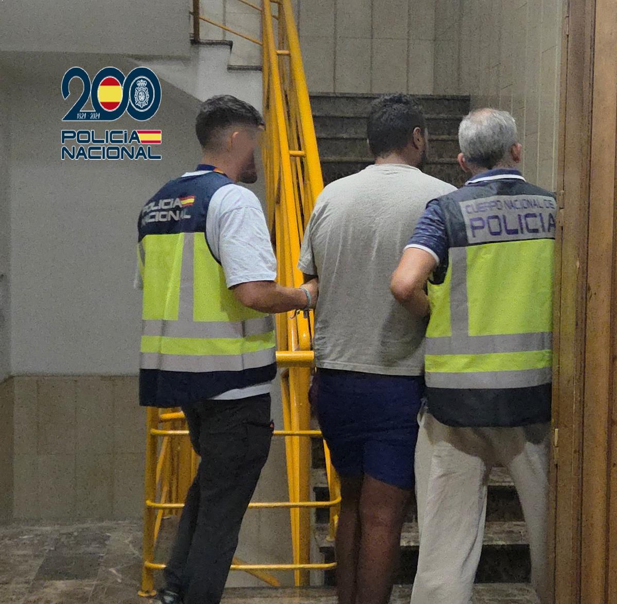 Traslado del presunto agresor a dependencias policiales.