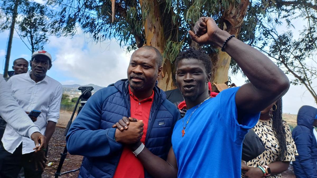 El activista senegalés Guy Marius Sagna visita el centro de migrantes de Las Raíces