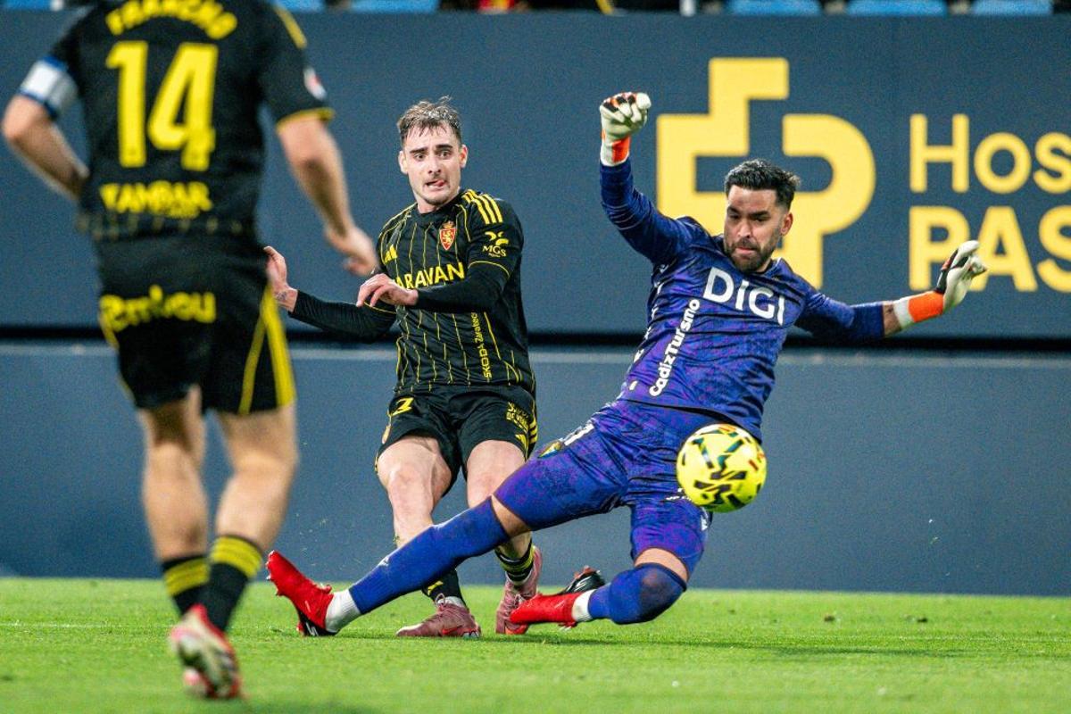 Marcos Cuenca, ante David Gil, portero del Cádiz, en el partido ante el equipo amarillo.