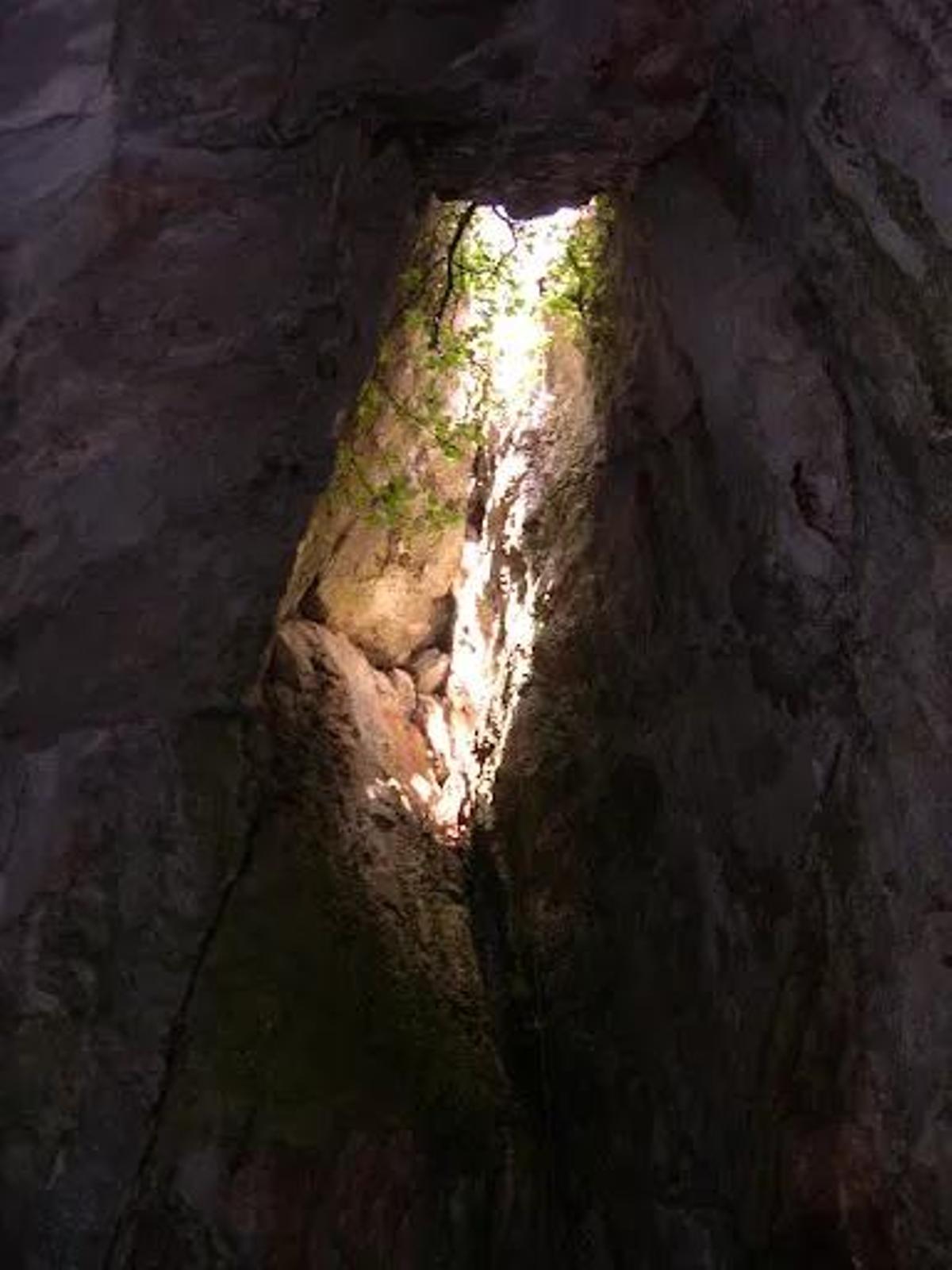 Entrada a la sima de Carcabuey.