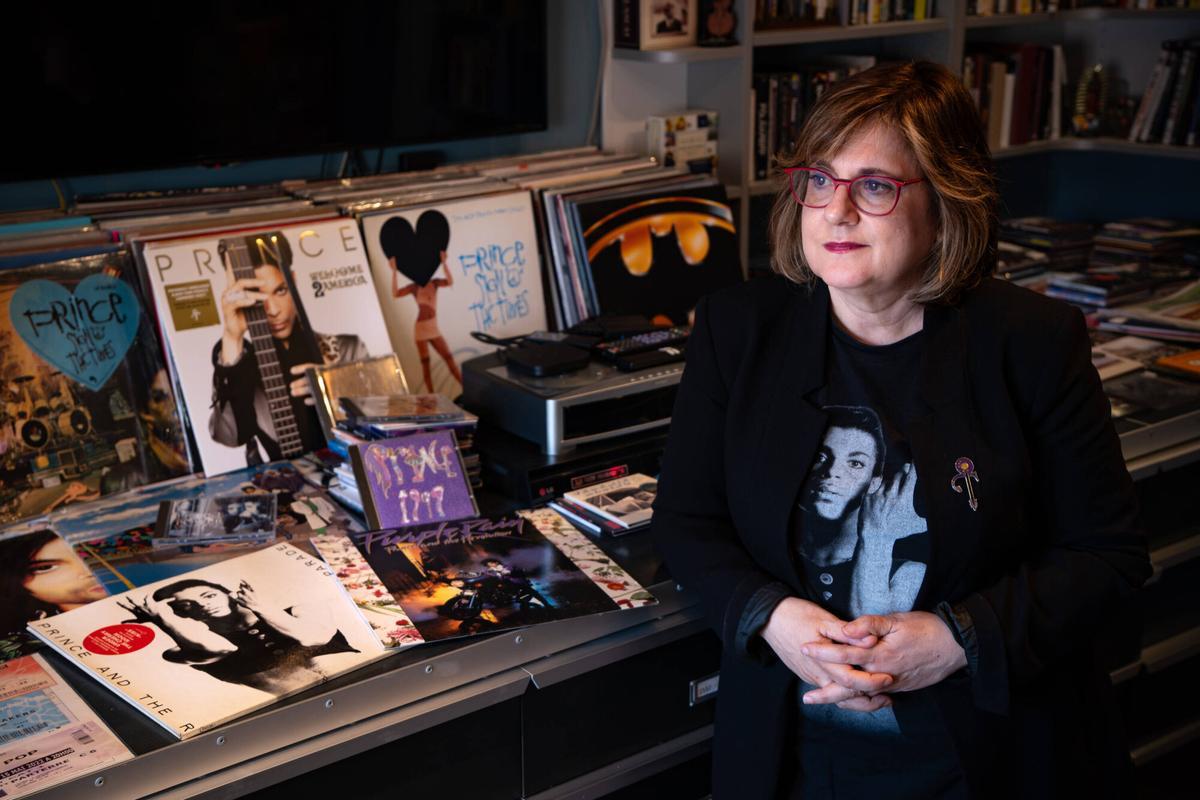 Montse Frisach, experta en Prince y autora del nuevo libro 'Prince, el alquimista púrpura'.