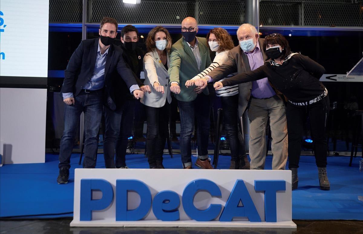 La candidata del PDeCAT a la Generalitat, Angels Chacón posa durante el acto final de campaña  en Girona.