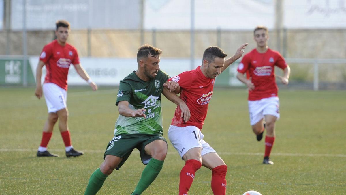 Jordan, presionando en la semifinal de la Copa RFEF en el Municipal de A Estrada. |  // BERNABÉ/JAVIER LALÍN