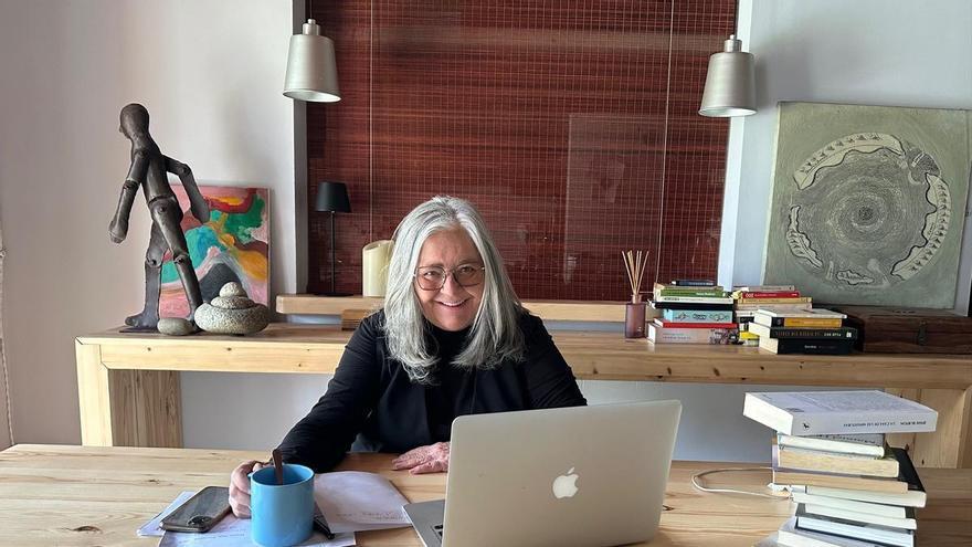 La periodista y escritora Anna R. Alós: «Lo que pasa en Ibiza no ocurre en ningún otro lugar del mundo»