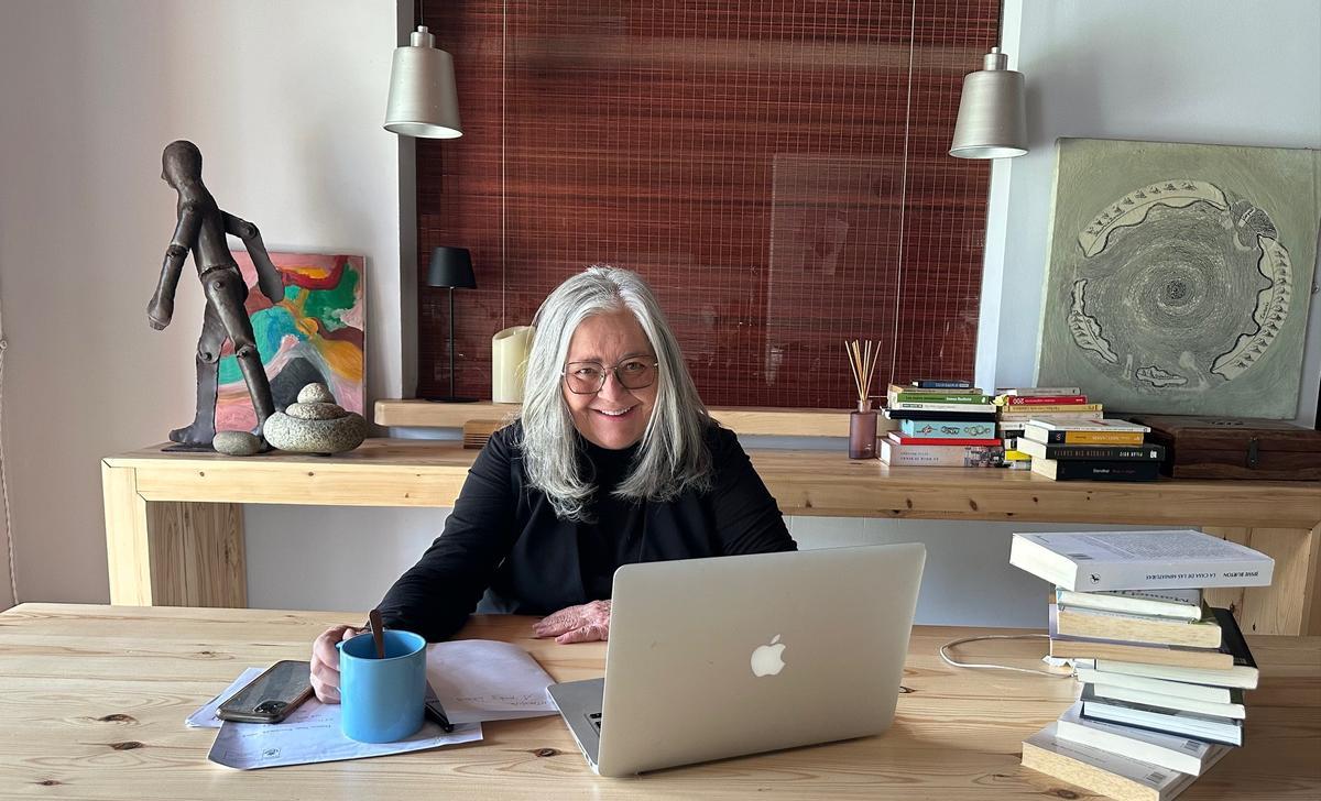 La periodista y escritora Anna R. Alós, que acaba de publicar su noveno libro, posa en su casa.