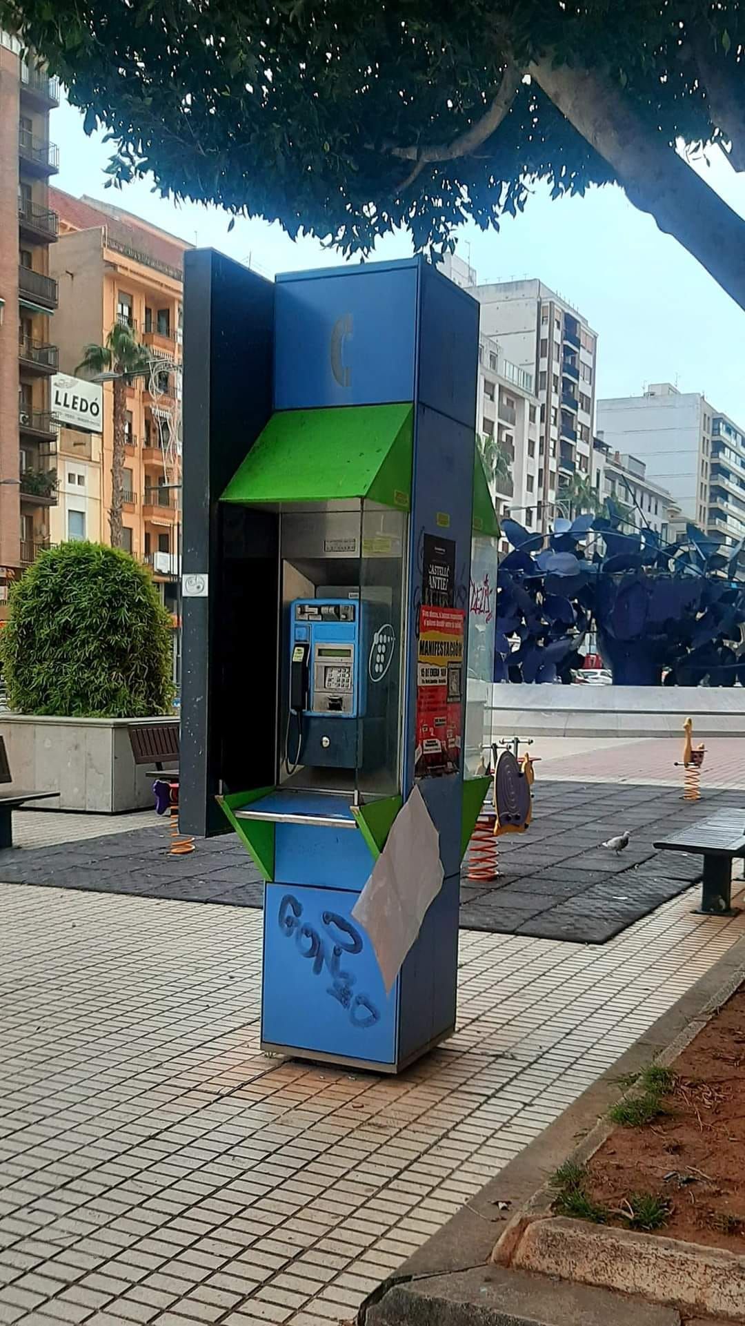 Avenida del Rey, cerca de la olivera. No funciona