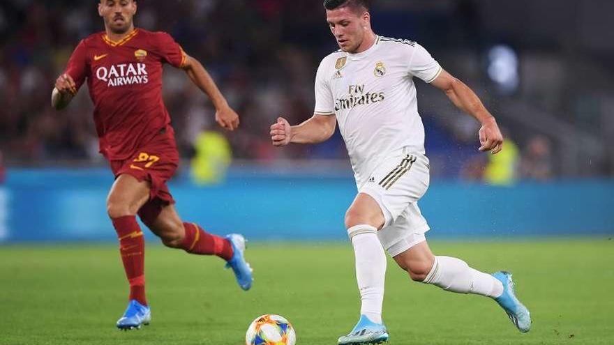 Luka Jovic conduce el balón durante el partido de ayer ante el Roma. // Alberto Lingria