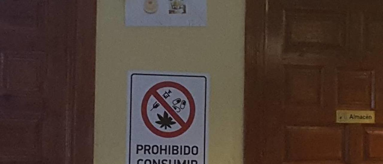 Cartel en un bar junto al lugar donde se realizó la redada en sa Pobla.