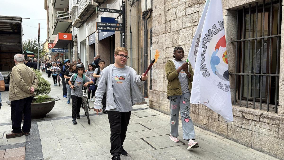 La llegada del desfile "olimpláyico" al Ayuntamiento de Llanes.