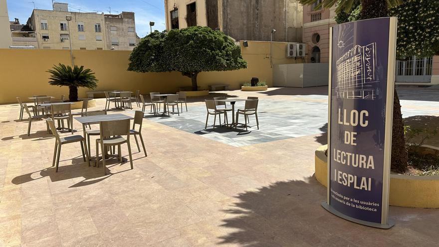 La Biblioteca municipal de Xàtiva estrena nuevo espacio de lectura en el patio