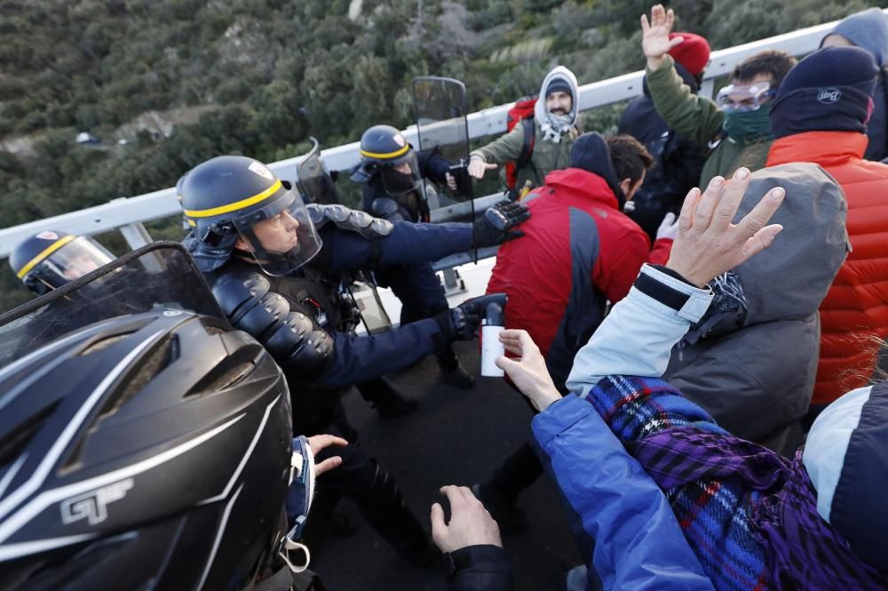 La Gendarmeria francesa retira els manifestants de