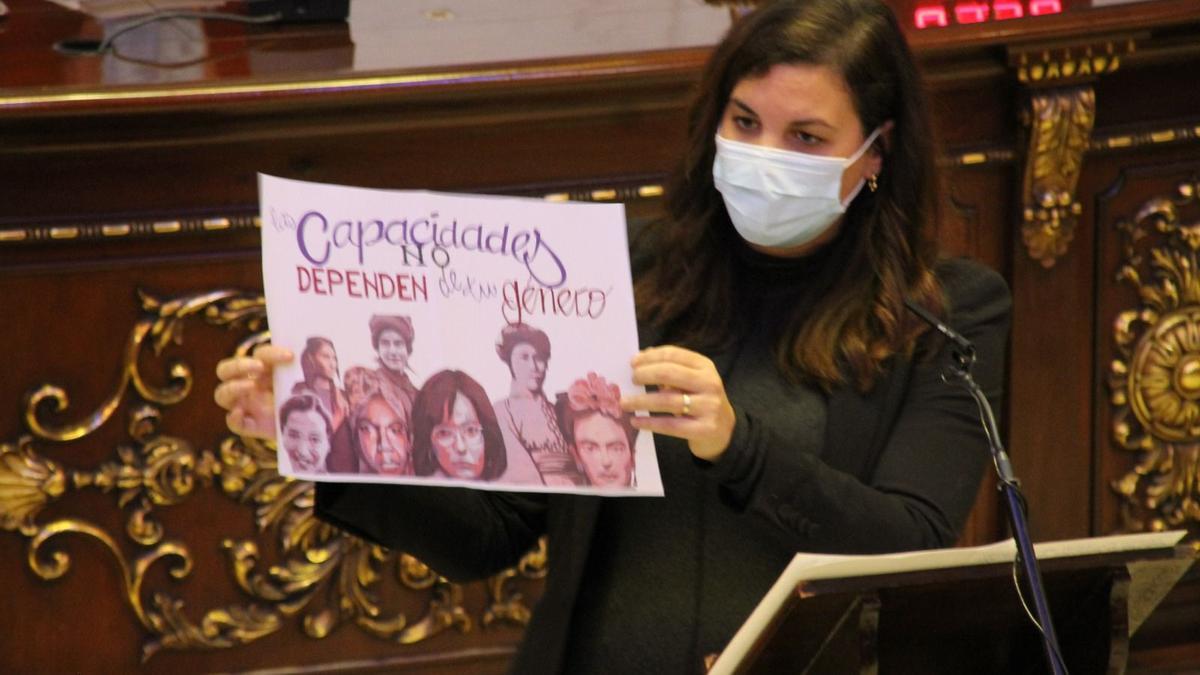 Sandra Gómez muestra el mural del colegio de Madrid que quiere borrar su Ayuntamiento