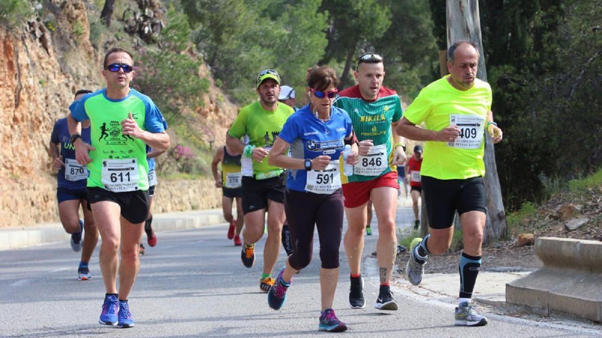 Varios corredores, en la subida a Gibralfaro de la mini maratón de 2017.