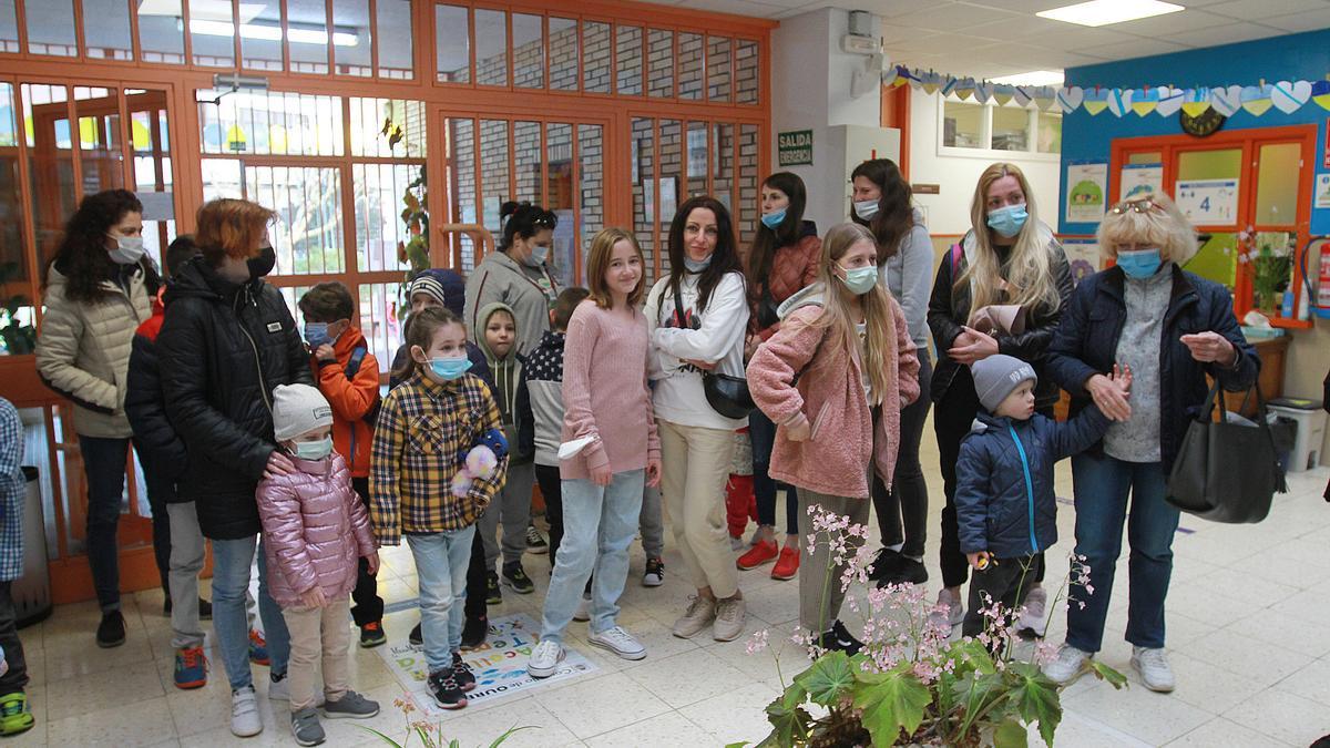 Los nuevos alumnos ucranianos, con sus madres, ayer, en la primera jornada.