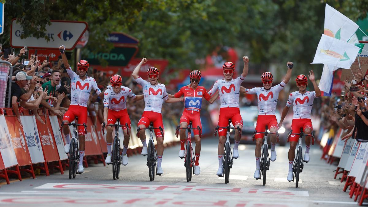 Enric Mas cruzó la línea de meta final junto a sus compañeros