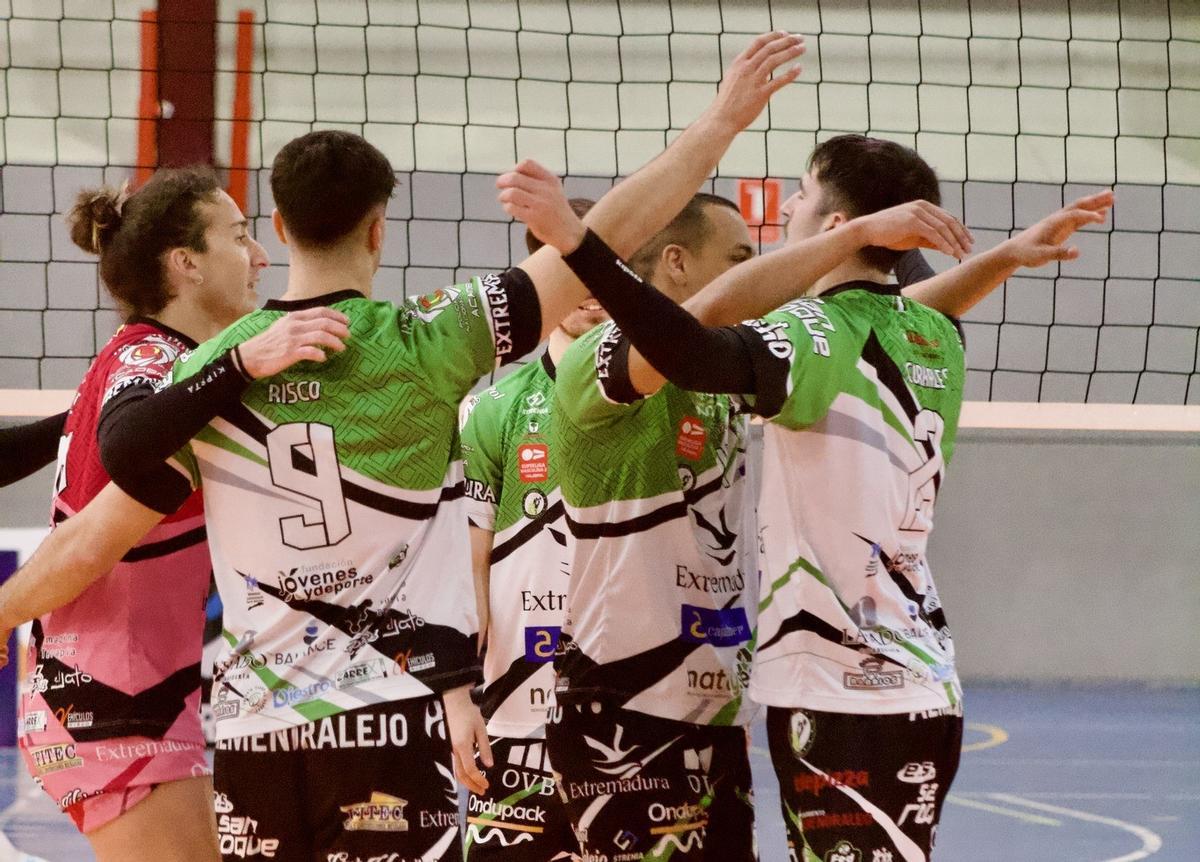 Jugadores del Voleibol Almendralejo durante el último partido en casa.