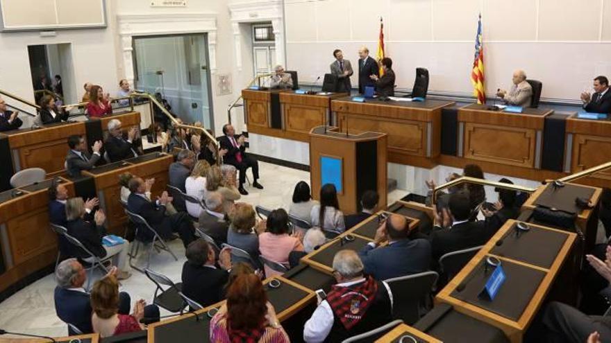 Acto de entrega del título de Alicantino de Adopción en el Palacio Provincial.