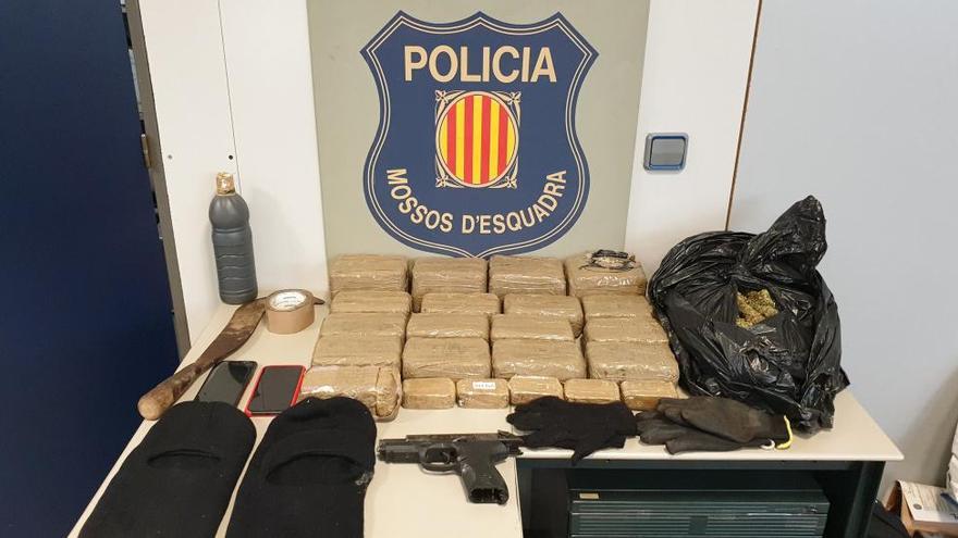 Detenen dos homes que van tirar per la finestra del cotxe 22 paquets d&#039;haixix a Castelló d&#039;Empúries