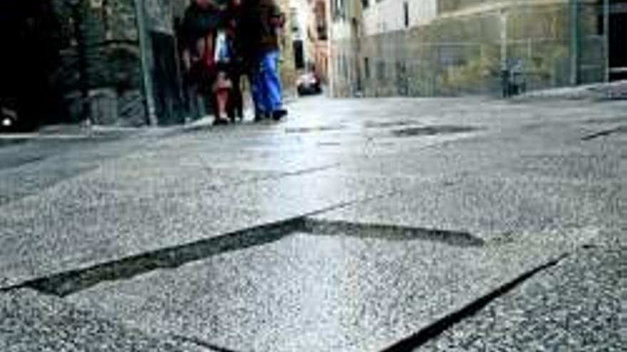 El suelo de la calle de Los Quesos vuelve a presentar desperfectos