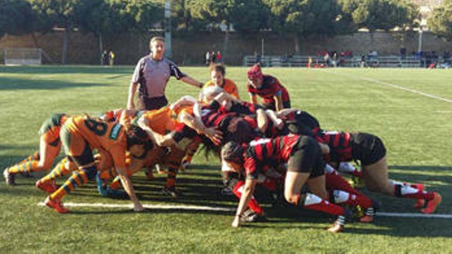 El derbi femenino, con el autonómico en juego, no defraudó. Una imagen de la melé, ayer en el campo del Río.