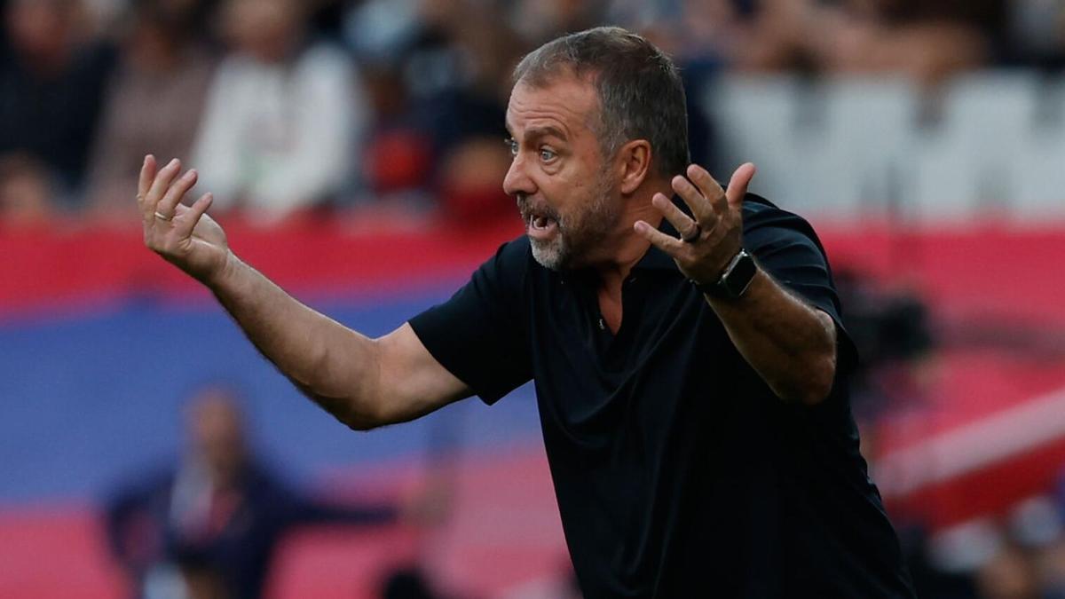 Hansi Flick enfadado tras recibir dos amarillas.