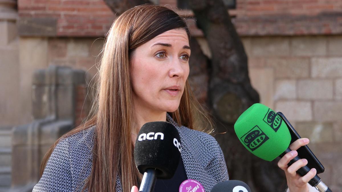 La presidenta del sindicat Infermeres de Catalunya, Núria Guirado, durant l'atenció als mitjans