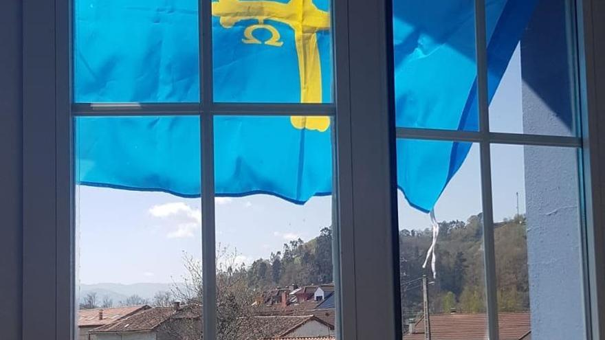 Bandera d'Asturies nuna ventana de Villamayor, en Piloña.