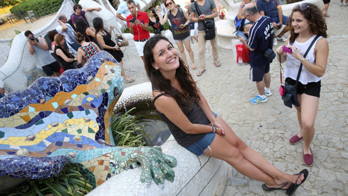 Andrea García, sentada, vive al lado del Parque Güell.