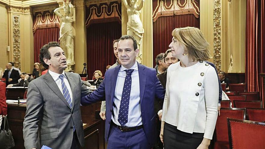 Fuster, el martes en el pleno del Parlament entre el lÃ­der del PP, Biel Company, y Marga DurÃ¡n.