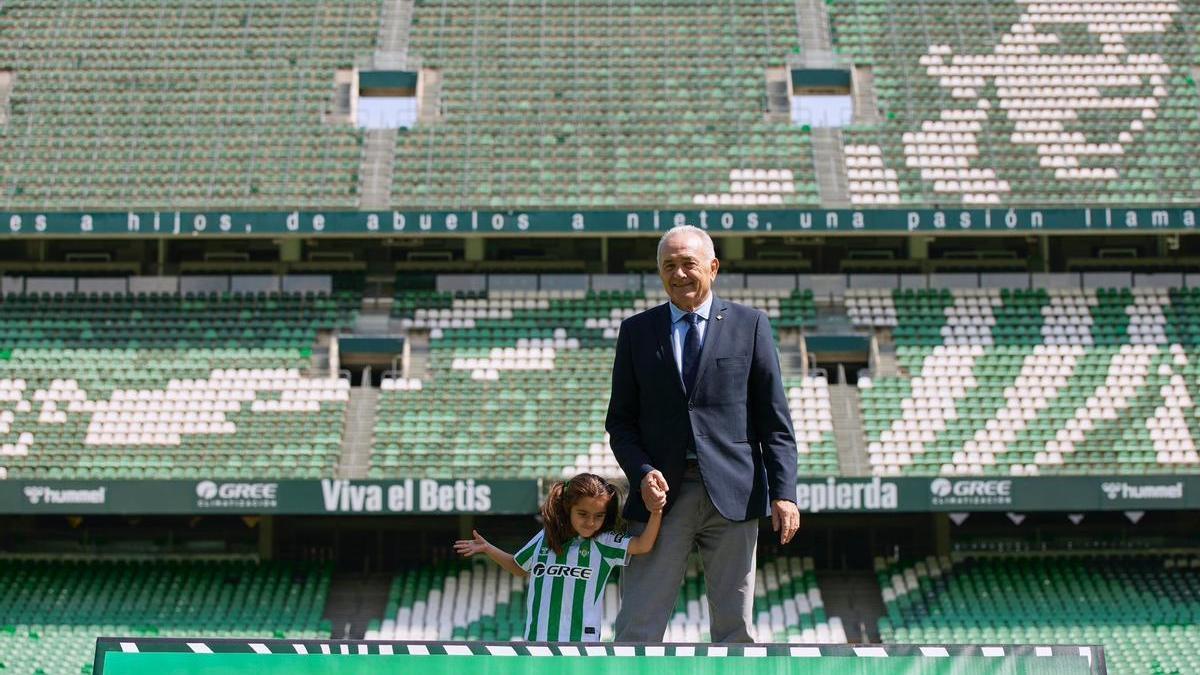 Paola Calzado posa con Rafael Gordillo, presidente de la Fundación Real Betis Balompié