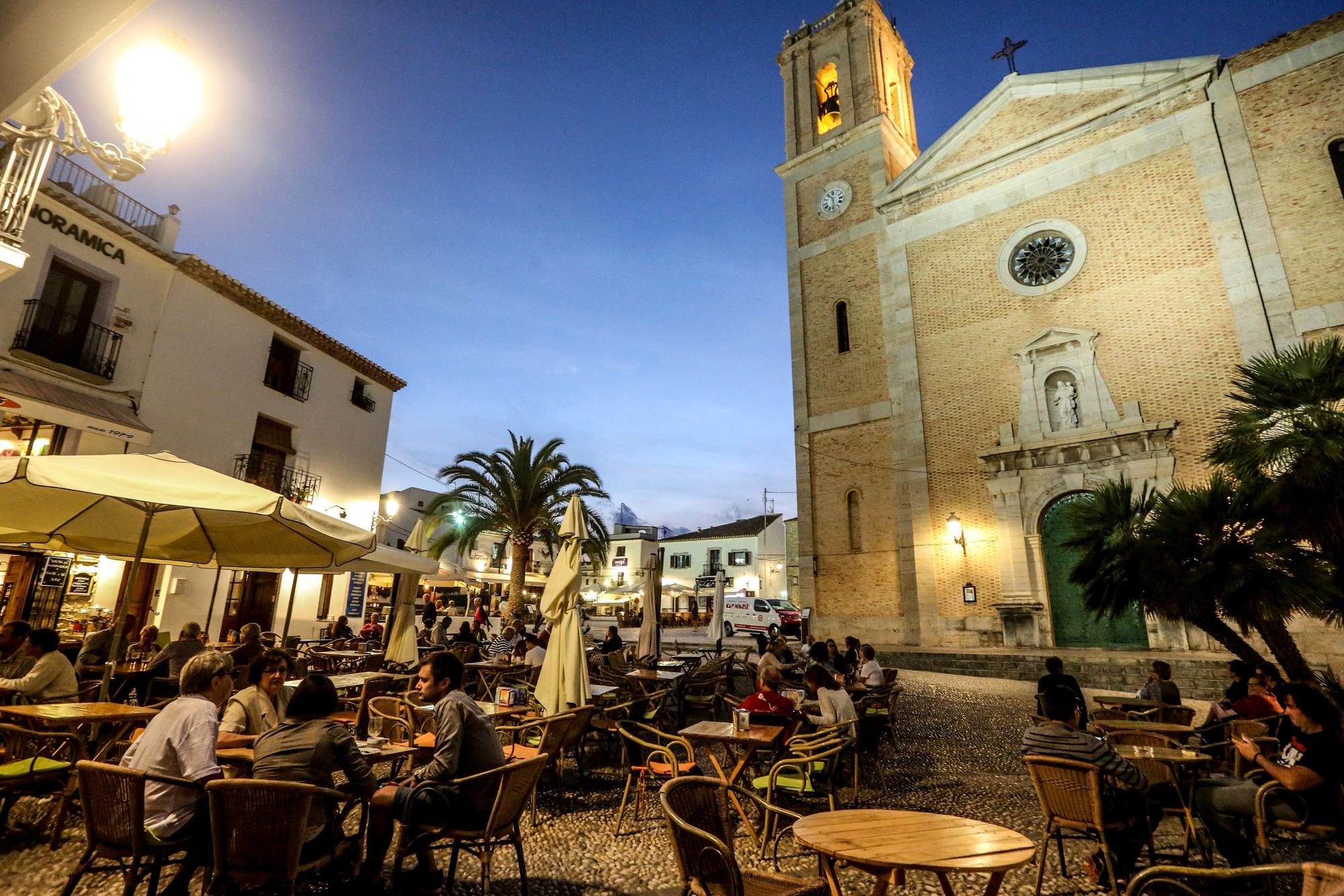 Veladores de locales de hostelería en la plaza de la iglesia de Altea.