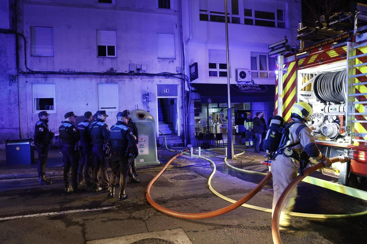 Policías y bomberos en el edificio donde se produjo una explosión en Santiago